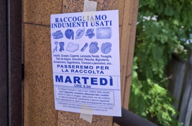 Caltagirone. "Bigliettini spesso ingannevoli: in più circostanze gli abiti usati non vengono effettivamente donati ai bisognosi, ma immessi nel mercato nero"